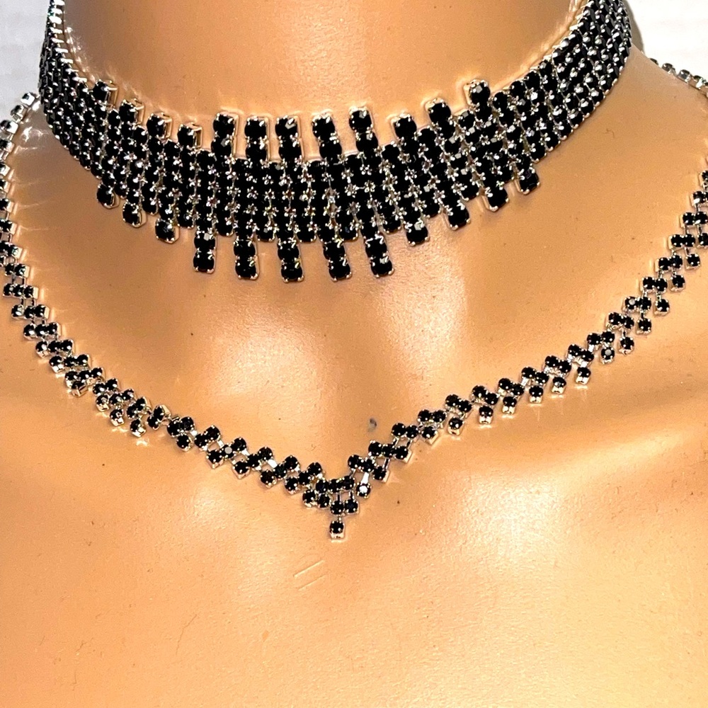 FREE PEOPLE JEWELRY WOMEN CHOKER CHAIN GOLD COLOR ADORNED WITH FINE BLACK STONES